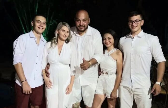 Presidente-da-Camara-Agnaldo-Pereira-com-esposa-Luciana-e-filhos-696x450