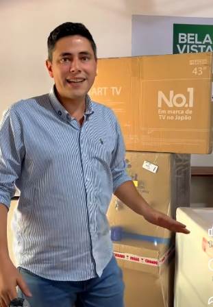 gabriel boccia entregando mobilias para assistencia social de Bela Vista