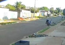 Campo Grande: Motociclista que se filmava com celular atropela ciclista