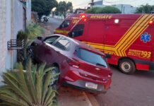 Motorista desmaia ao volante, bate carro em muro de casa e é reanimada duas vezes