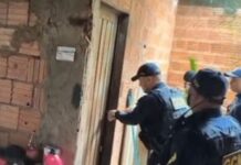 Mulher é resgatada de cárcere privado após pedir socorro